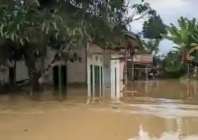Ratusan Rumah di Kalbar Terendam Banjir, Aktivitas Warga Lumpuh Total