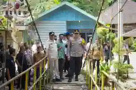 Bantu Anak Sekolah, Polri Bangun Jembatan Gantung di Pedalaman Kuansing