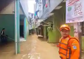 Warga Kebon Pala Jaktim Belum Mengungsi Meski Terendam Banjir Selama 12 Jam Lebih
