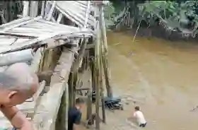 Warga Kembali Jatuh di Jembatan Parit Makdin Enok, Masyarakat Minta Perbaikan Segera
