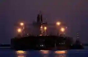 Serangan Drone Iran Hantam Tanker Penuh Minyak di Pelabuhan Dubai, Picu Kebakaran