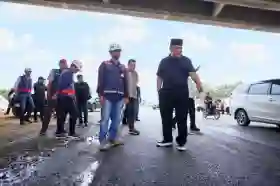 Pastikan Akses Nyaman, Plt Gubernur Riau Cek Progres Perbaikan Jalan Lintas Petapahan