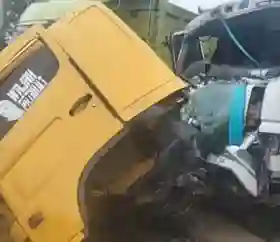 Dua Truk Tabrakan di Jalan Lintas Minas&ndash;Perawang, Kabin Truk Hino Box Terlepas