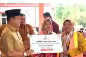 Ratusan Petugas Kebersihan, Pertamanan Dapat Bantuan