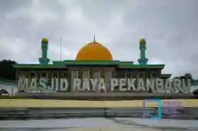 Berkah di Penghujung Ramadan, Masjid Raya Senapelan Bagikan Ratusan Makan dan Santuni 132 Anak Yatim