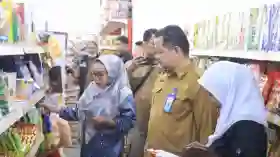 Sidak Pangan Ramadan, Bupati Asmar dan BBPOM Temukan Produk Kedaluwarsa