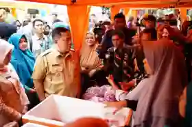 Plt Gubernur Riau Tinjau Pasar Murah PKK, Pastikan Harga Bahan Pokok Terjangkau