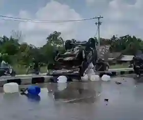 Diduga Mengantuk, Fortuner Tabrak L300 di Jalan Lintas Pekanbaru&ndash;Bangkinang