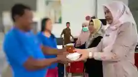 BRK Syariah Berikan 300 Porsi Makanan dan Minuman untuk Pasien RSJ Tampan