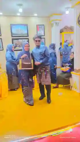 Sekwan DPRD Rohil Sarman Syahroni Didampingi Istri Mengunjungi Stand Bazar MTQ Ke XLll Tingkat Provinsi Riau