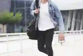 Mitos atau Fakta: Pakai Tas Selempang Berat Bikin Tulang Belakang Melengkung ke Samping?