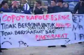 Mahasiswa  Geruduk Polres Rohil Minta Copot Kapolres Rohil