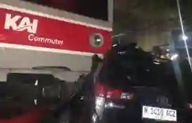 Breaking News! Mobil Tertabrak Kereta di Lintasan Bogor, Perjalanan KRL Terhambat