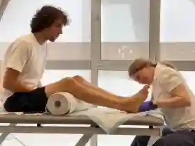 Mitos atau Fakta: Tubuh Terkilir dan Bengkak Gara-Gara Cedera Sebaiknya Langsung Diurut?