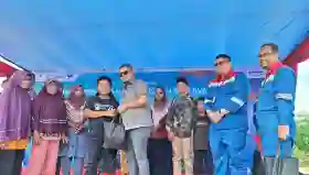 Wujud Syukur, PHR Santuni 50 Dhuafa dan Tuntaskan Solusi Banjir serta Jalan Rusak di South Bekasap Duri