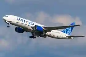 Pesawat Boeing 737 Membawa 48 Penumpang Tabrak Drone di Ketinggian 3.000 Kaki