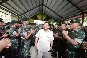 Beri Pengarahan Personel Satgas Yonif PR 330/TD, Menhan Prabowo Berpesan Soal Keberanian dan Kewaspadaan