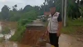 Jalan Tepian Sungai Desa Petalogan - Kelurahan Air Molek Inhu Mengalami Abrasi Lagi