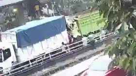 Truk Kaca Tabrak Truk Bermuatan Pasir di Tol Dalam Kota, Satu Kernet Meninggal Dunia.