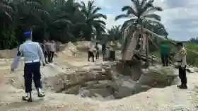 Lama Dikeluhkan Warga, Gabungan Polisi-TNI AU-Satpol PP Bongkar 3 Galian C Liar di Tambang Kampar.
