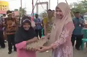 Warga Tembilahan Padati Pasar Murah, Harga Bahan Pokok Lebih Bersahabat