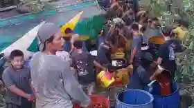 Warga Minas Siak Berebut CPO dari Truk Tangki Terguling ke Jurang.