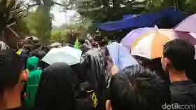 Diduga Keracunan Barbeque, Sekeluarga Tewas dalam Tenda