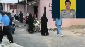 Polisi Ditembak Begal di Lampung, Sang Istri Tak Kuasa Menahan Kesedihan.