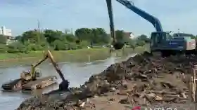 DKI Jakarta Intensifkan Pengerukan Lumpur untuk Tingkatkan Daya Tampung Air dan Antisipasi Banjir