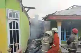 Kebakaran Hebat di Marpoyan Damai Hanguskan Dua Rumah dan Sepeda Motor