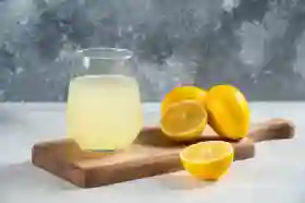 7 Manfaat Rutin Minum Air Lemon Hangat, Bisa Turunkan Risiko Batu Ginjal!