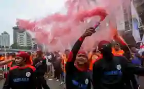 Prabowo Akan Hadiri May Day 2026, Ribuan Buruh Padati Kawasan Monas