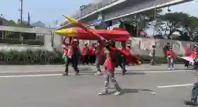 Bawa Replika Rudal, Massa Buruh Geruduk Gedung DPR