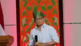 Kuliah Umum UIR, Rocky Gerung Sebut Kampus Bertugas Beri Kritik Bukan Solusi Kebijakan