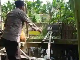 Jaga Kamtibmas Desa Mengkirau, Bhabinkamtibmas Merbau Sambangi Peternak Ikan