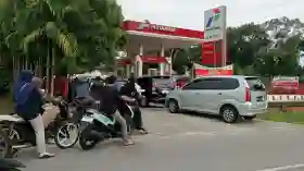 Pagi-pagi, Masyarakat Sudah Ramai Antre BBM di SPBU Selatbaru