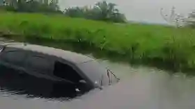 Mobil Pribadi Mogok Ditengah Banjir di Sontang Rohul, Ditarik Truck Minyak.