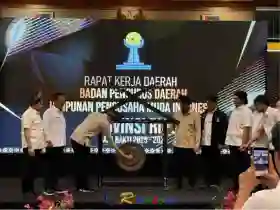 Riau Siapkan Tiga Pabrik Baru untuk Dorong Hilirisasi Kelapa dan Sawit