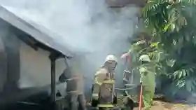 Rumah Petak dan Mobil Pikap Ludes Terbakar di Marpoyan Damai