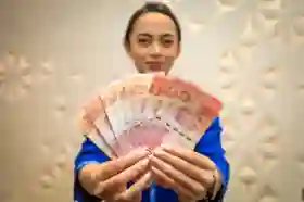 Rupiah Makin Melemah Dekati Rp17.400 per Dolar AS