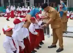 Pemkab Siak Bagikan 49 Ribu Seragam Sekolah Gratis untuk Siswa SD dan SMP