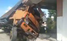  Diduga Rem Blong, Truk Tronton Tabrak Bangunan dan Pagar Eks Kantor IPDN di Rohil
