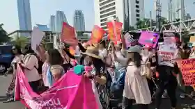 Tuntut Harga BBM Turun, Puluhan Wanita Cantik Bawa Peralatan Dapur Long March ke Istana