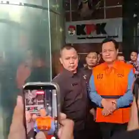 Penampakan Edison Bupati Muara Enim Kenakan Rompi Oranye KPK, Langsung Dijebloskan ke Penjara Usai Jadi Tersangka
