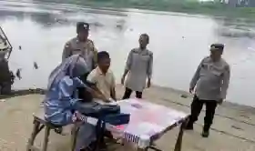  Program JALUR di Sintong Pusaka, Polsek Tanah Putih Bersihkan Bantaran Sungai dan Cek Kesehatan Warga