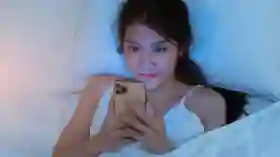Jangan Sepelekan Layar Gadget! Ini Alasan Wajah Gampang Kusam Meski Seharian di Dalam Rumah