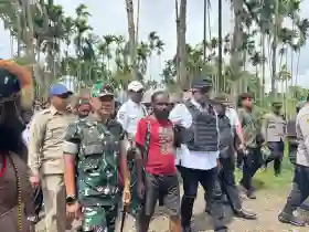 Dandim 1710/Mimika Ajak Warga Jaga Persaudaraan dalam Prosesi Perdamaian Perang Suku di Kwamki Narama