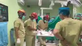 Dramatis, Damkar dan Tim Medis di Makassar Bersinergi Lepaskan Mesin Penggiling dari Tangan Pasie