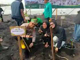  Cegah Abrasi dan Perkuat Ekosistem, Kapolda Riau Aksi Gerakan Hijau di Dumai