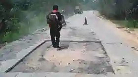 Respon Keluhan Warga, Pemprov Riau Langsung Perbaiki Jalan Rusak Simpang Perak Pelalawan